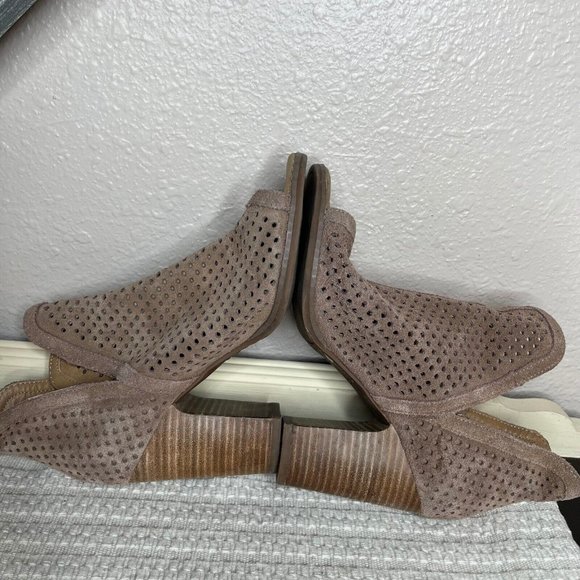 Lucky Brand Larise Beige Leather Ankle Block Heel Perforated Bootie Size 6M - Picture 4 of 9